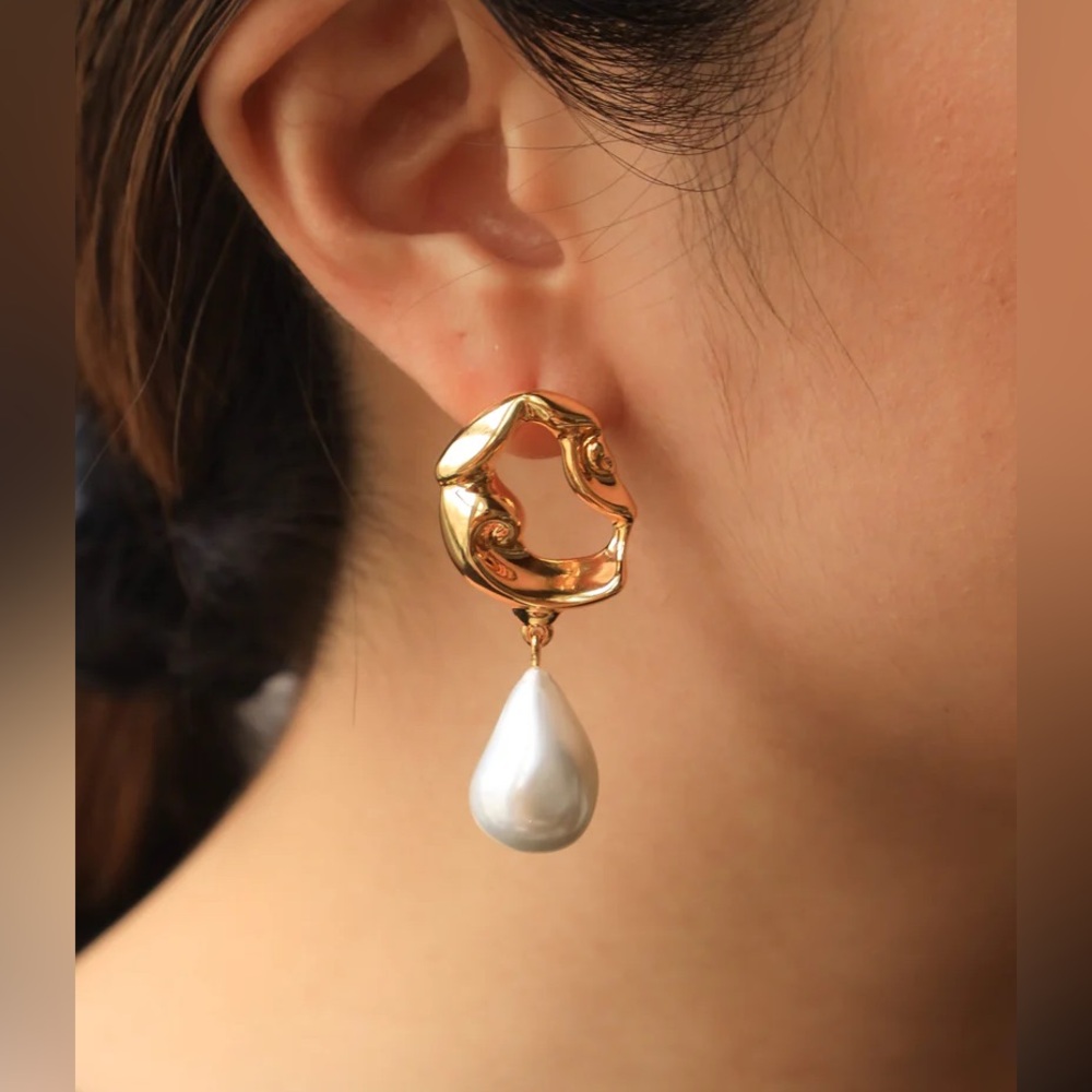Pearl drop earrings M30